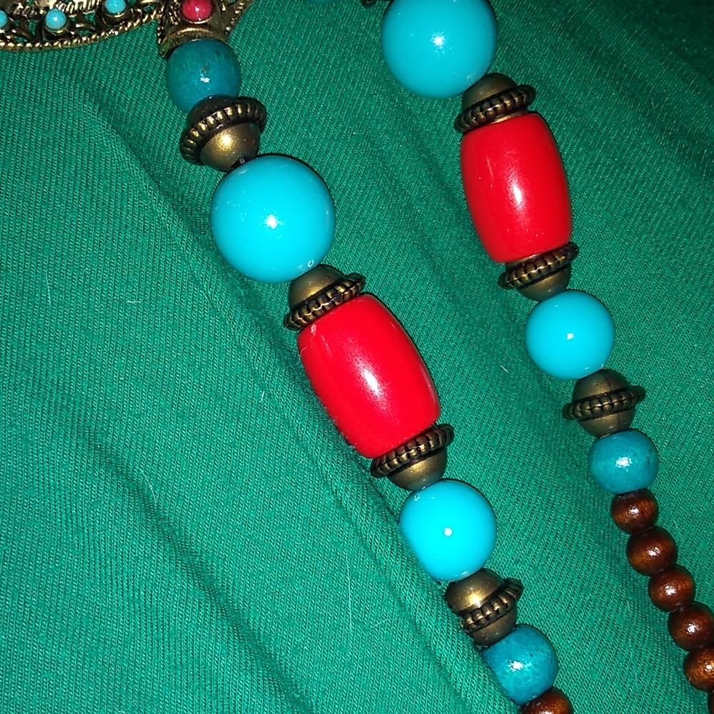 Faux Turquoise Beaded Necklace - Picture 4 of 4